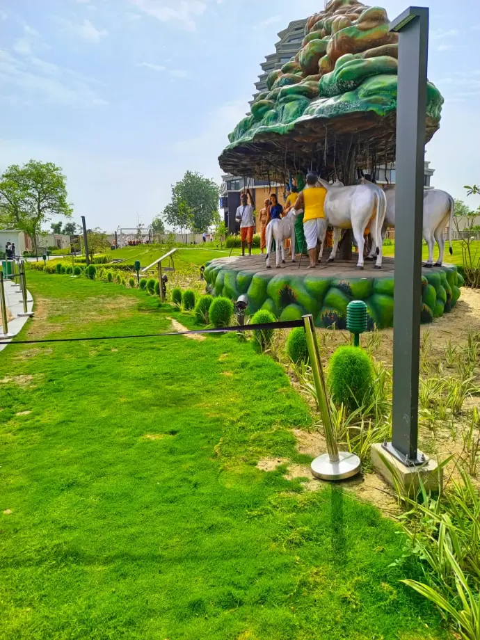 Garden space with decorative elements and green sculptures